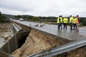 Castellón trabaja para restablecer el tráfico en las carreteras afectadas por la DANA