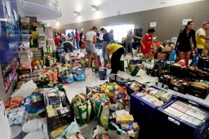 Benidorm envía a la provincia de Valencia cerca de 20.000 litros de agua y 10.000 de leche en las primeras horas de recogida