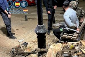 Ataca a un vecino tras ser descubierto robando en un coche arrasado por la DANA en Alaquàs