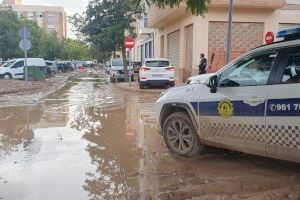 Agentes de la Policía Local de Sueca prestan su apoyo en los municipios más afectados por la DANA