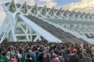 Miles de personas toman la Ciutat de les Arts para ayudar como voluntarios en los pueblos de la DANA