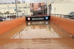 Tensión y preocupación antes de entrar en los grandes parkings subterráneos de los centros comerciales Bonaire y MN4