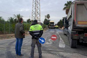 Continúa el plan de asfaltado de carreteras y caminos en pedanías en Elche