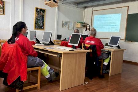 El alumnado del taller Et Formem en Villena recibe formación sobre el certificado y la firma digital en Aula Innova