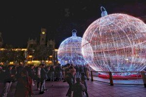 El Ayuntamiento de València solicita a la empresa externa que instala las luces de Navidad que paralice su montaje