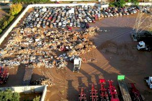 Benetússer continúa avanzando en los trabajos de retirada de coches y escombros provocados por la DANA