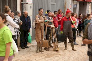 No fumar, no tocar el mòbil ni manipular cossos: Els consells per als voluntaris de la DANA de València