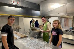 El colegio Virgen al Pie de la Cruz cocina 10.000 comidas solidarias durante el largo puente