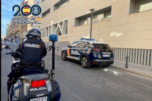 Paliza salvaje en Alicante: un joven golpeado con un palo y pateado hasta quedar inconsciente