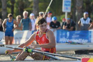 L’estudiant de la UA Nicolás Iborra, or en la Coupe de la Jeunesse de Beach Sprint amb la selecció espanyola de rem