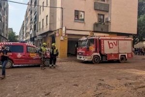 Los bomberos de València y Policía Local siguen colaborando en el resto de municipios afectados por la riada