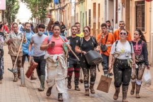 El centenar de voluntarios eldenses desplazados hoy a Aldaya colaboran en la limpieza de calles y viviendas afectadas por la DANA