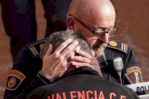 La desgarradora imagen que deja la DANA en Valencia: el abrazo de un Policía Local a un vecino tras informarle de la muerte de su hermana