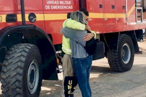 El emotivo reencuentro en Aldaia: un soldado de la UME abraza a su familia tras días sin poder contactar con ellos