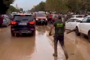 Liberan al detenido por apalear el coche oficial de Pedro Sánchez en Paiporta