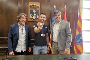 El Alcalde Marcos Zaragoza recibe al ciclista vilero Felipe Orts, subcampeón de Europa de Ciclocrós