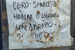 "No soy experto ni psicólogo, pero si necesitas hablar o llorar, un abrazo sí puedo": la nota que emociona en un garaje de Aldaia