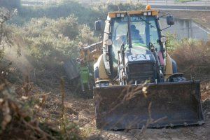 Medio Ambiente desbroza y limpia los barrancos y cauces de Crevillent