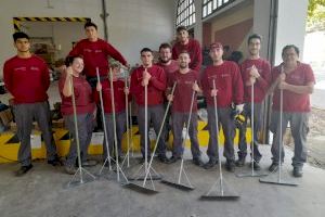 Alumnes de l'Escola Taller de Tetuan XIV fabriquen eines de neteja per als voluntaris castellonencs que ajuden en la zona de la DANA