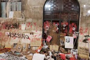 VÍDEO | Moments de tensió: càrregues policials i pintades en el Palau de la Generalitat i de l'Ajuntament de València