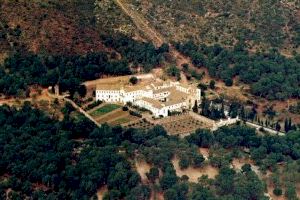 Un hombre asalta el monasterio de Gilet y deja un fraile muerto y tres heridos