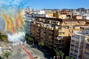 Una atronadora mascletà y una multitudinaria misa protagonizan los primeros actos del día de la Mare de Déu