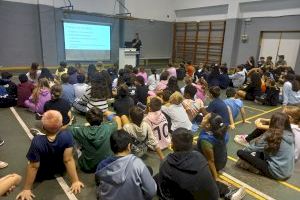 La Policia Local alerta a l'estudiantat del CEIP Cervantes de La Pobla de Farnals sobre els perills de les xarxes socials