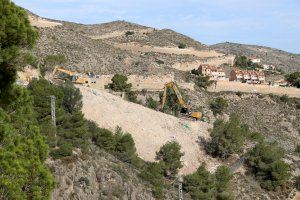 Cullera derriba un conocido restaurante en riesgo de derrumbe