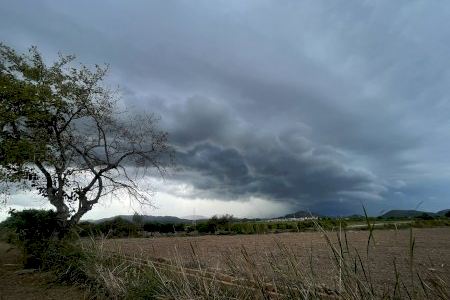 La rabia del cielo vuelve a castigar a la Comunitat Valenciana y la segunda DANA toca tierra este miércoles con fuerza