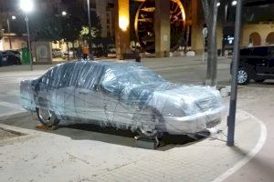 VÍDEO | Un conductor de l’Alcúdia protege su coche de la DANA con un método peculiar: envuelto en plástico y atado a una farola