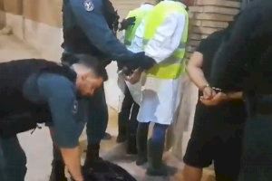 VÍDEO | Con chalecos y botas de goma: se hacen pasar por voluntarios de la DANA para traficar droga en Albal