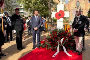 La colonia británica de Torrevieja conmemora, un año más, el día de la amapola “poppy day”