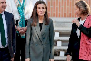 La Reina Letizia apuesta por la moda valenciana y la tecnología en apoyo a las empresas afectadas por la DANA