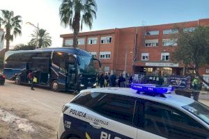 Voluntarios de la capital desempeñan tareas de limpieza en el Colegio Público la Fila de Alfafar