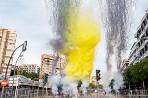 126 atronadores kilos de pólvora encienden la cuarta mascletá de fiestas en Benidorm