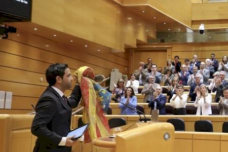 Un senador socialista sube al atril del Senado con una senyera manchada de barro de Paiporta: "Que no se olviden de mi tierra"