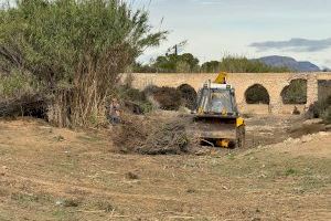 Elche inicia las labores de limpieza en el barranco de los Arcos