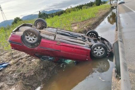 Aparatoso accidente de tráfico en plena DANA: vuelca con su vehículo y un Guardia Civil fuera de servicio rescata a la conductora en Oliva