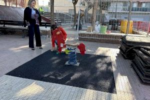 El Ayuntamiento de Santa Pola renueva el parque infantil junto al colegio Hispanidad