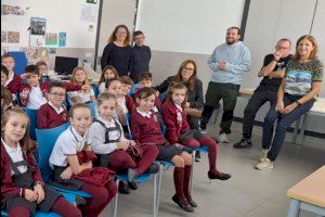 Escolares de Sueca participan en una actividad con usuarios y usuarias del Centro Ocupacional Municipal