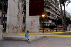 Imagen de archivo de un niño jugando a fútbol en la plaza donde han ocurrido los hechos