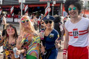 Miles de británicos y españoles celebran en Benidorm la Fancy Dress Party