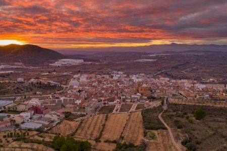 Cabanes apoya al sector editorial valenciano afectado por la DANA