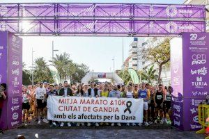 La 29Mitja Marató &10Kde Gandia  y el Club de Córrer el Garbí organizador de la prueba entregan 3000 euros a los afectados por la Dana