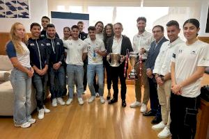 El rector recibe a los miembros de los equipos femenino y masculino de triatlón de la UA