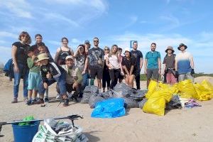 La UMH organiza una actividad de voluntariado en la playa Les Pesqueres de la Marina