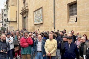 VÍDEO | Más de un centenar de personas se concentran en Les Corts ante la comparecencia de Mazón por la DANA