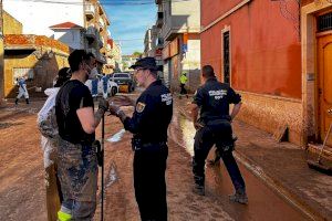 Mascarillas caducadas y falta de equipos: denuncian la situación de los policías en la zona cero de la DANA