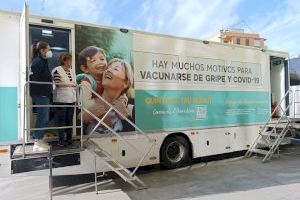 La unidad móvil sin cita supera las 900 vacunas contra la gripe y COVID-19 en la provincia de Castellón