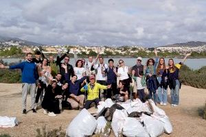 Se recogen cerca de 1000 kilos de residuos en la Jornada de limpieza de los fondos del puerto